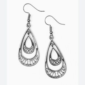 Paparazzi Earrings ❤️ REIGNed Out ❤️ silver metal earrings